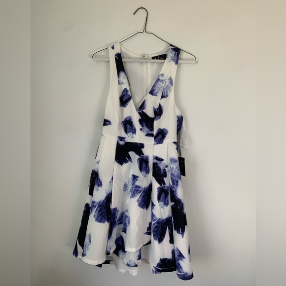 Lulus Dresses & Skirts - NWT Lulus “Seeing Chic” sleeveless skater dress size XS